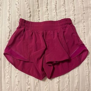 Lululemon Hotty Hot Shorts LR 2.5 - Ripened Raspberry